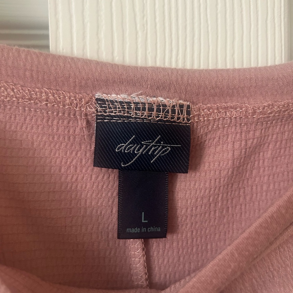 Daytrip Blush Pink Raw Edge Textured Top Lg - Picture 3 of 5